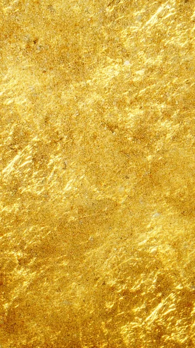 Hammered gold leaf running the full height of a phone screen, its even crumple leaving no single focal point to fight the clock.
